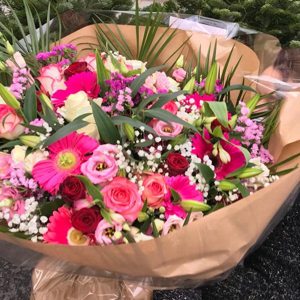 Réf:1021 Bouquet fleurs de saison dans les tons roses